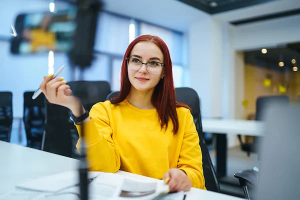 Vrouwelijke Blogger Met Laptop Opname Video Terwijl Zittend Kantoor Praten — Stockfoto