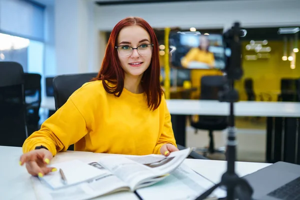 Vrouwelijke Blogger Met Laptop Opname Video Terwijl Zittend Kantoor Praten — Stockfoto