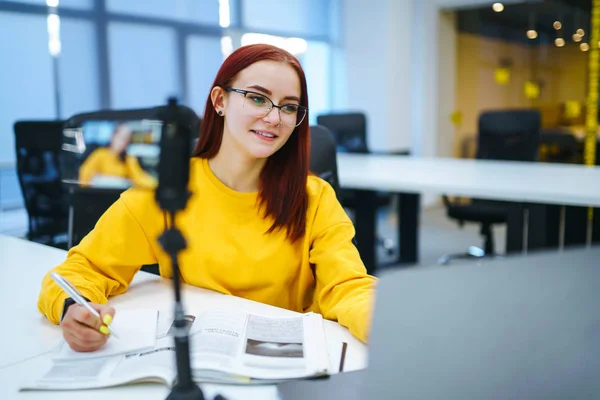 Vrouwelijke Blogger Met Laptop Opname Video Terwijl Zittend Kantoor Praten — Stockfoto