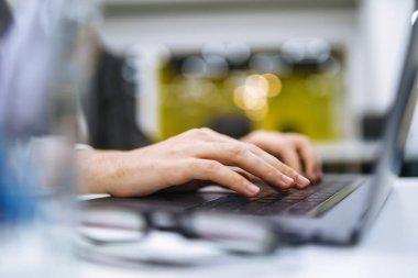 Erkek eller klavyede. İşadamı dizüstü bilgisayarda ve internette çalışıyor, online çalışma konsepti. İş adamı el bilgisayarı kullanıyor ve sosyal ağda çalışıyor..