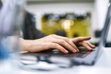 Erkek eller klavyede. İşadamı dizüstü bilgisayarda ve internette çalışıyor, online çalışma konsepti. İş adamı el bilgisayarı kullanıyor ve sosyal ağda çalışıyor..