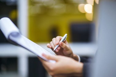 Bir adam zıtlık, yasal ya da iş anlaşmaları imzalar. Genç bir ofis çalışanının kalemini tutan erkek notlar alır. İş adamı ofis masasında oturuyor ve modern ofiste bir belge imzalıyor..
