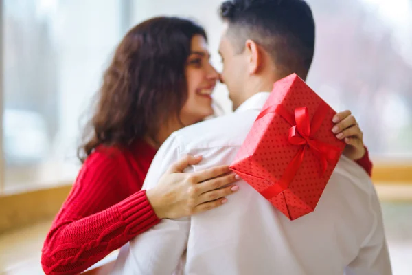 Primer Plano Pareja Feliz Con Abrazos Regalo Navidad Pareja Alegre — Foto de Stock