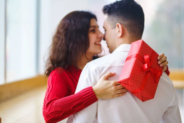 Sluiten Van Gelukkig Paar Met Kerstcadeau Knuffelen Vrolijk Stel Met — Stockfoto