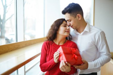 Noel arifesinde birlikte eğlenen, hediyeli neşeli bir çift. Kış tatili Lokantada sevgililer gününü kutlayan genç bir çift. Sevgililer birbirlerine hediyeler verir.. 