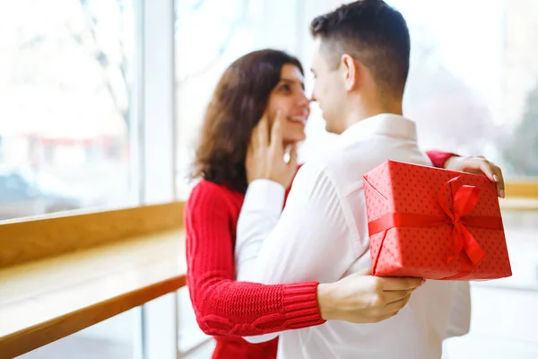 Close Casal Feliz Com Abraço Presente Natal Casal Alegre Com — Fotografia de Stock