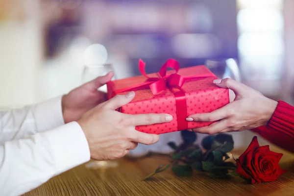Άνθρωπος Δίνει Χριστουγεννιάτικο Δώρο Στην Κοπέλα Του Χαρούμενο Ζευγάρι Δώρο — Φωτογραφία Αρχείου