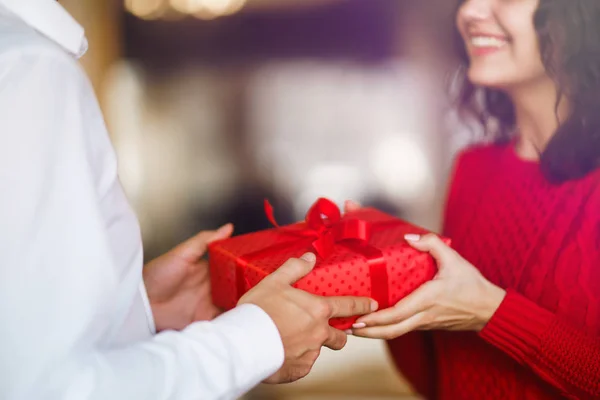 Hombre Dando Regalo Navidad Novia Pareja Alegre Con Regalo Las — Foto de Stock