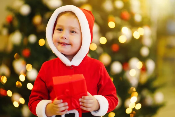 Criança Feliz Segurando Caixa Presente Vermelho Fundo Das Luzes Natal — Fotografia de Stock