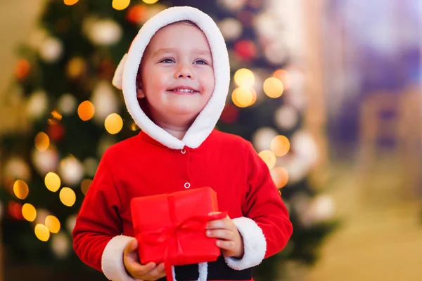 Criança Feliz Segurando Caixa Presente Vermelho Fundo Das Luzes Natal — Fotografia de Stock