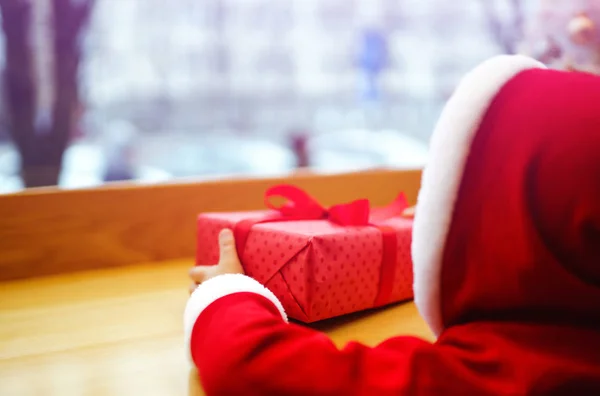 Presente Natal Nas Mãos Uma Criança Mãos Menino Traje Papai — Fotografia de Stock