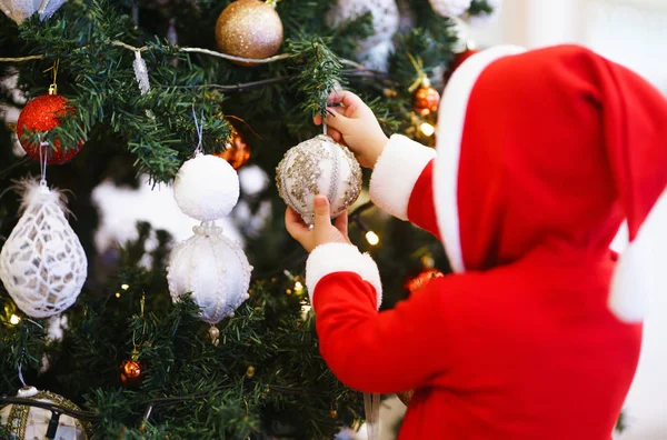 Criança Santa Traje Decorando Árvore Hristmas Com Bugigangas Bugigangas Natal — Fotografia de Stock