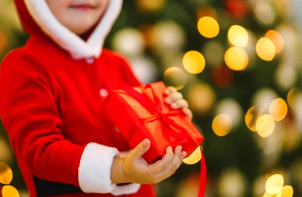 Presente Natal Nas Mãos Uma Criança Mãos Menino Traje Papai — Fotografia de Stock