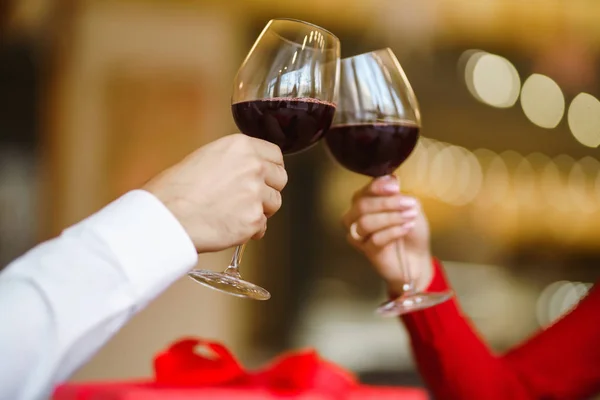 Ręce Trzymające Kieliszki Wina Tle Restauracji Kilka Kieliszków Czerwonym Winem — Zdjęcie stockowe