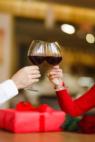 Händerna Håller Glas Vin Restaurang Bakgrund Några Glasögonlinser Med Rött — Stockfoto