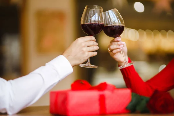 Mãos Segurando Copos Vinho Fundo Restaurante Uns Copos Com Vinho — Fotografia de Stock