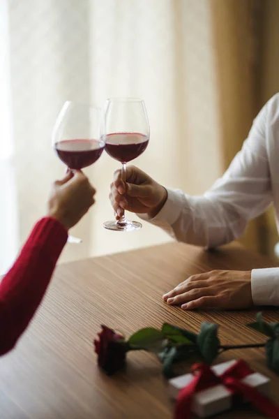 Mãos Segurando Copos Vinho Fundo Restaurante Uns Copos Com Vinho — Fotografia de Stock