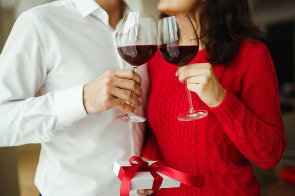 Hände Mit Weingläsern Auf Restauranthintergrund Paar Klirren Gläser Mit Rotwein — Stockfoto