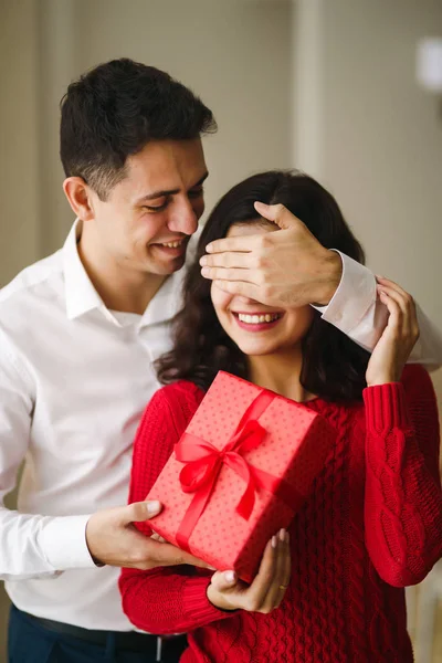 Een Jonge Man Geeft Zijn Geliefde Een Geschenk Sluit Haar — Stockfoto