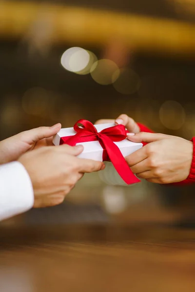 Hombre Mujer Una Caja Regalo Con Cinta Roja Manos Hombre —  Fotos de Stock