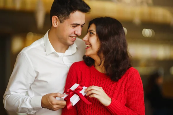 Valentine Day Holiday Surprise Concept Man Gives His Woman Gift — Stock Photo, Image