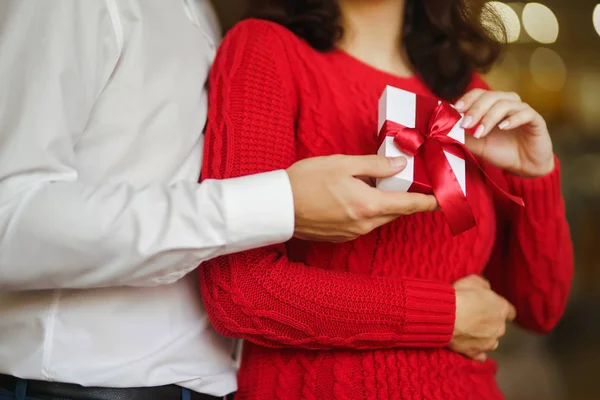 Día San Valentín Vacaciones Concepto Sorpresa Hombre Mujer Una Caja — Foto de Stock