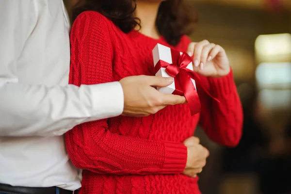 Valentine Day Holiday Surprise Concept Man Gives His Woman Gift — Stock Photo, Image