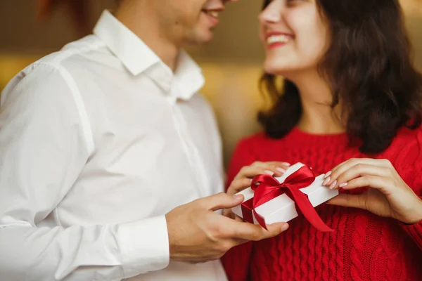 Valentine Day Holiday Surprise Concept Man Gives His Woman Gift — 스톡 사진