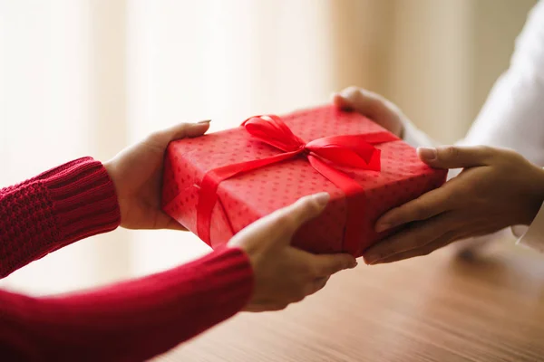 Día San Valentín Vacaciones Concepto Sorpresa Hombre Mujer Una Caja —  Fotos de Stock