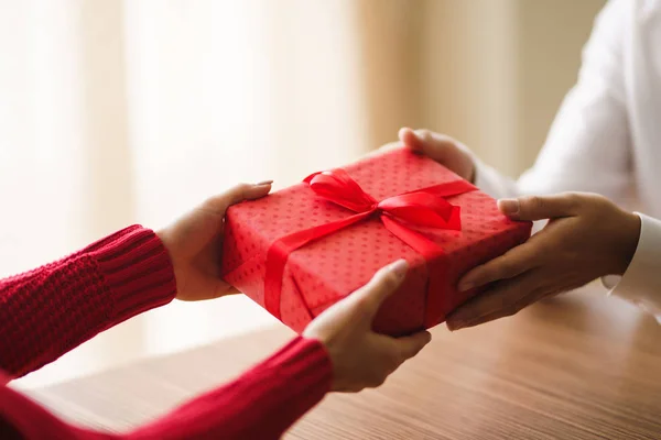 Día San Valentín Vacaciones Concepto Sorpresa Hombre Mujer Una Caja —  Fotos de Stock