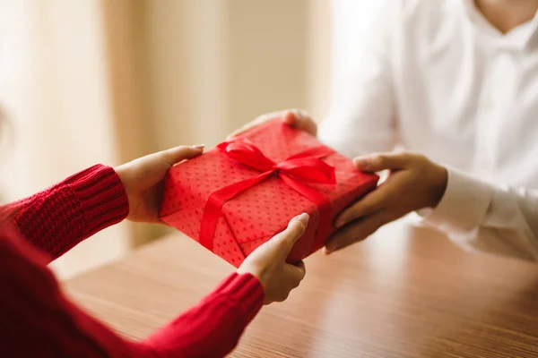 Día San Valentín Vacaciones Concepto Sorpresa Hombre Mujer Una Caja —  Fotos de Stock