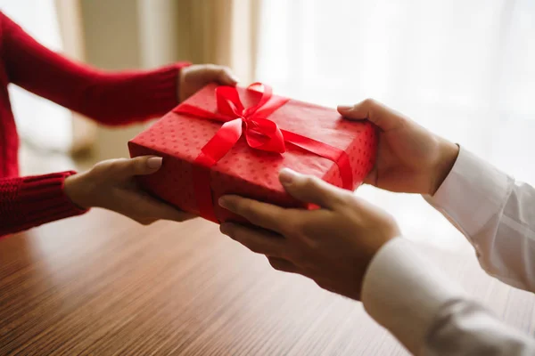 Día San Valentín Vacaciones Concepto Sorpresa Hombre Mujer Una Caja — Foto de Stock