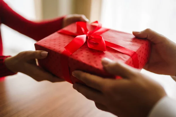 Día San Valentín Vacaciones Concepto Sorpresa Hombre Mujer Una Caja —  Fotos de Stock