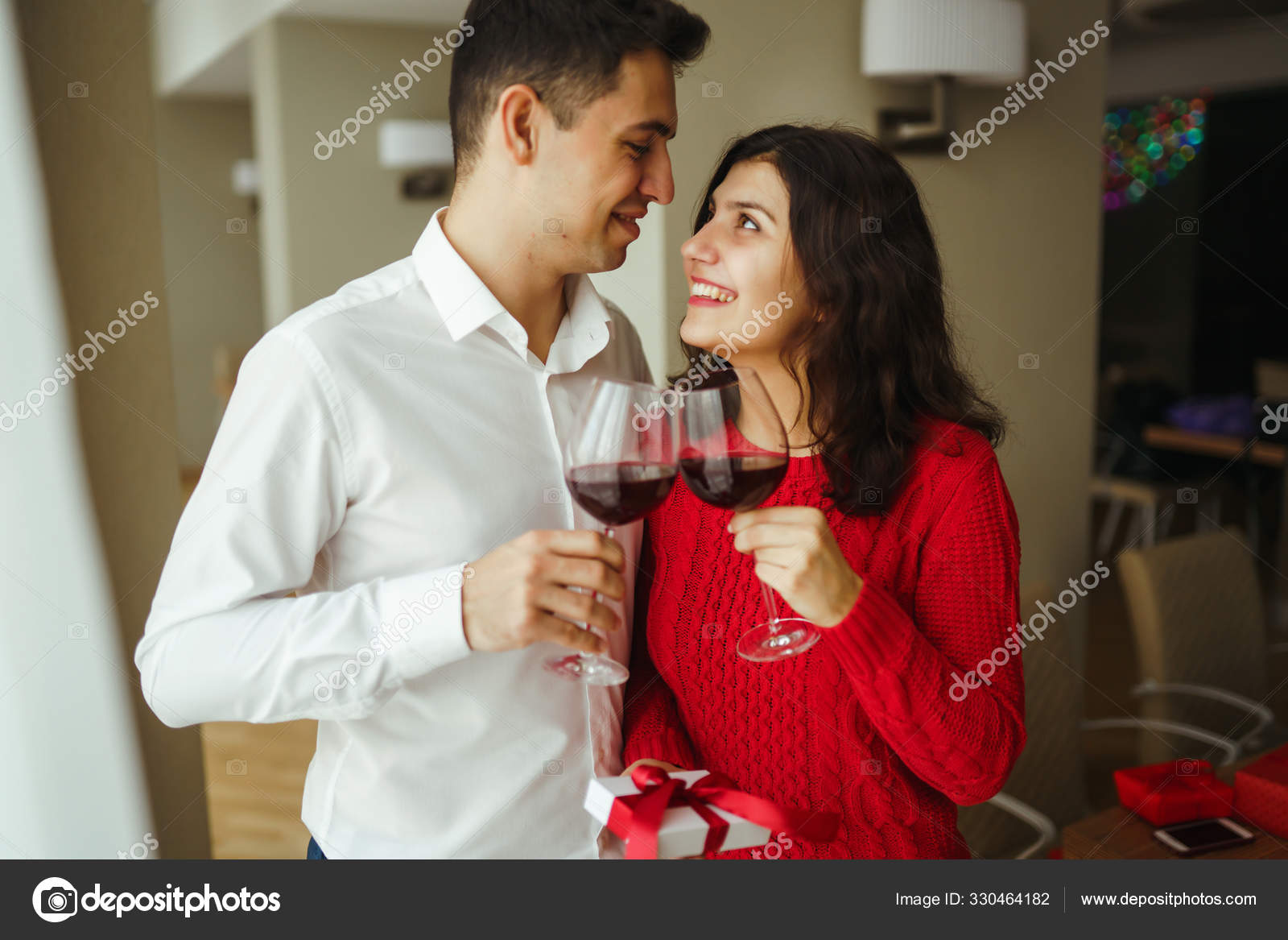 Couple Clink Glasses Red Wine Lovers Give Each Other Gifts — Stock
