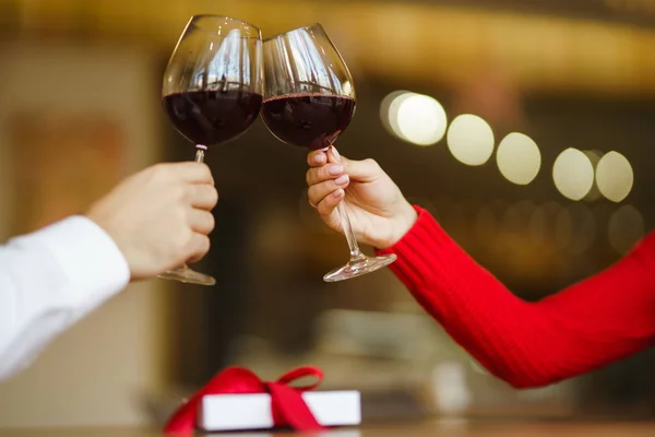 Couple Clink Glasses Red Wine Lovers Give Each Other Gifts — 스톡 사진