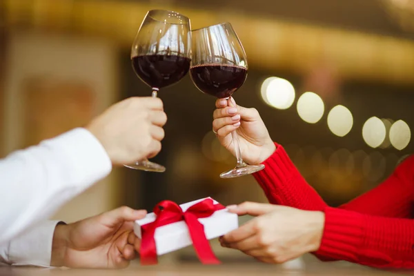Couple Clink Glasses Red Wine Lovers Give Each Other Gifts — 스톡 사진