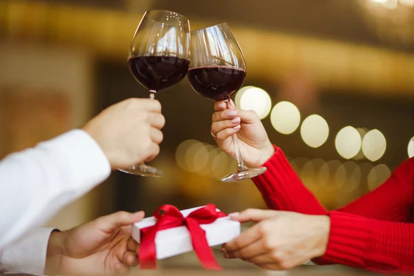 Een Paar Glazen Met Rode Wijn Geliefden Geven Elkaar Cadeaus — Stockfoto