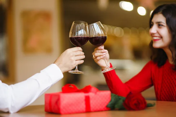 Quelques Verres Vin Rouge Les Amoureux Font Des Cadeaux Beau — Photo