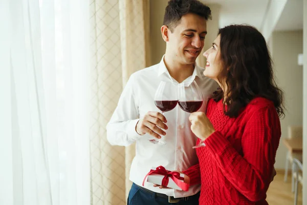Paar Klirren Gläser Mit Rotwein Liebhaber Beschenken Sich Gegenseitig Schönes — Stockfoto