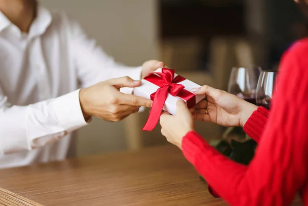 Een Man Geeft Zijn Vrouw Een Geschenkdoos Met Rood Lint — Stockfoto