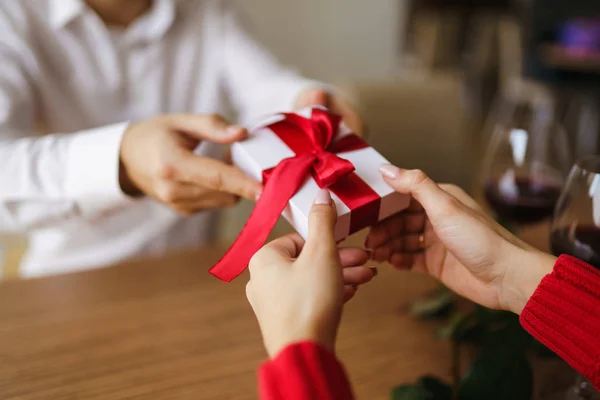 Een Man Geeft Zijn Vrouw Een Geschenkdoos Met Rood Lint — Stockfoto