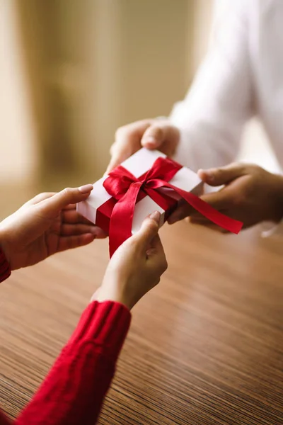 Hombre Mujer Una Caja Regalo Con Cinta Roja Manos Hombre — Foto de Stock