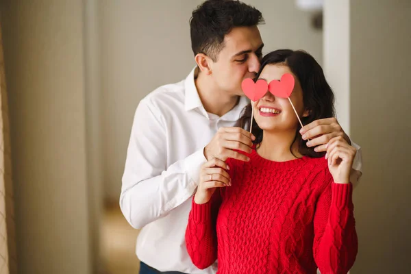 Junges Fröhliches Verliebtes Paar Das Rote Herzen Über Die Augen — Stockfoto