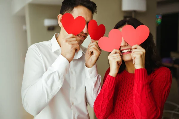 Jovem Casal Alegre Amor Segurando Corações Vermelhos Sobre Olhos Sorrindo — Fotografia de Stock