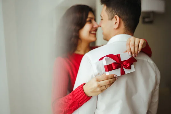 Happy Couple Gift Hugging Cheerful Couple Gift Hands Enjoying Each — Stock Photo, Image