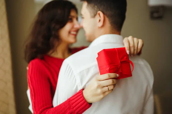 幸福的一对 抱着礼物 手拿着礼物的一对快乐的夫妇彼此享受着 情人节庆祝的概念 惊喜和爱情概念 — 图库照片