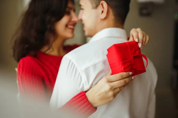 Happy Couple Gift Hugging Cheerful Couple Gift Hands Enjoying Each — Stock Photo, Image