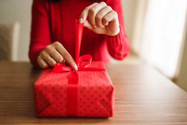 Frauenhände Öffnen Rote Geschenkschachtel Auspacken Eines Geschenks Valentinstag Feier Konzept — Stockfoto