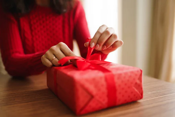 Frauenhände Öffnen Rote Geschenkschachtel Auspacken Eines Geschenks Valentinstag Feier Konzept — Stockfoto