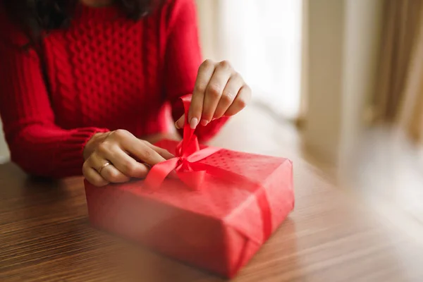 Frauenhände Öffnen Rote Geschenkschachtel Auspacken Eines Geschenks Valentinstag Feier Konzept — Stockfoto